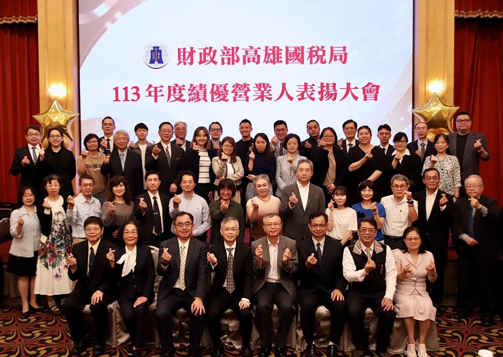 高雄國稅局局長翁培祐與績優營業人合影