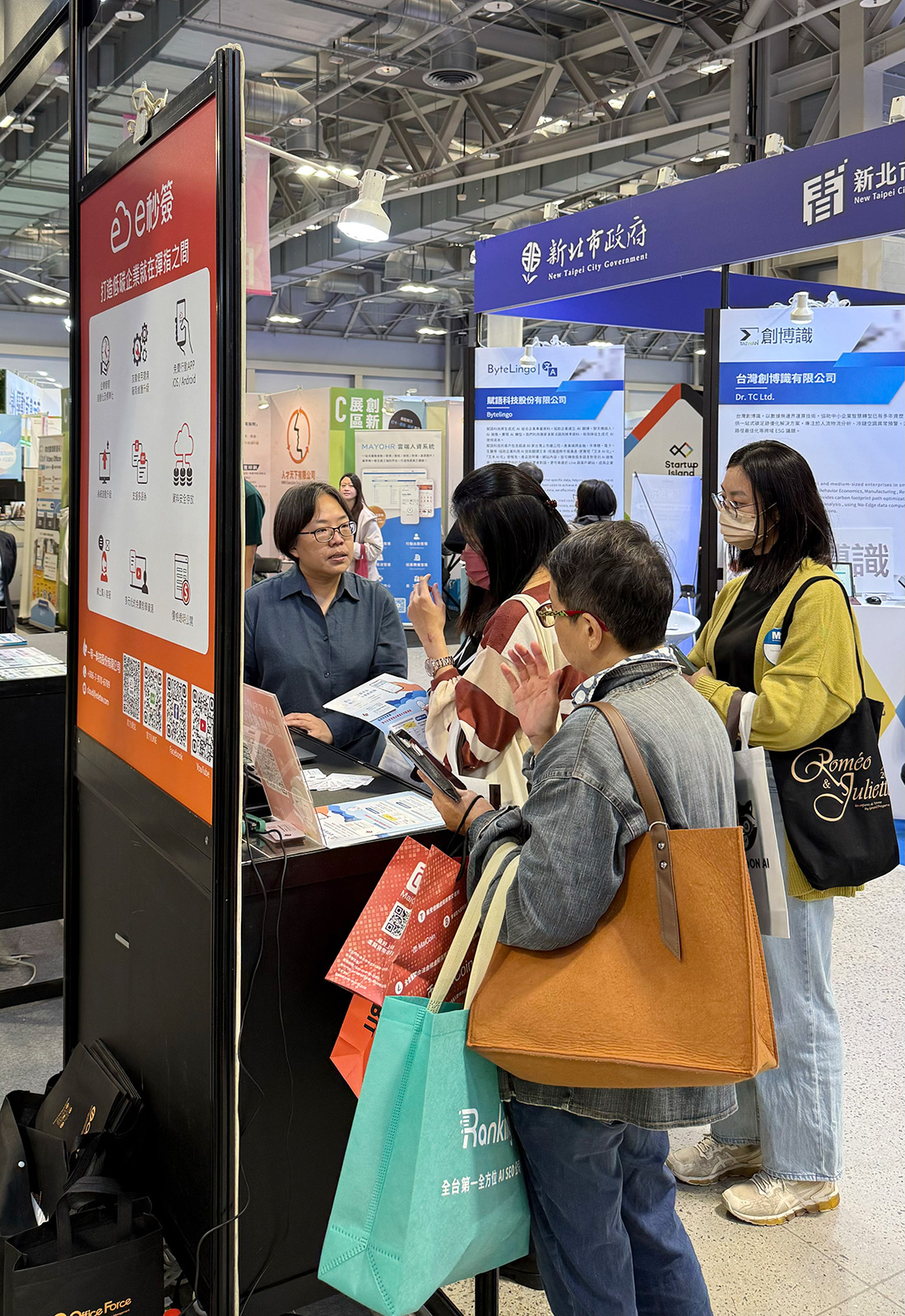 e秒簽展攤吸引眾多創業家及民眾靠攤洽詢
